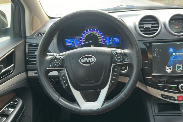 Used BYD S7 2015 2.0T Upgraded Automatic Luxury Version Interior 4