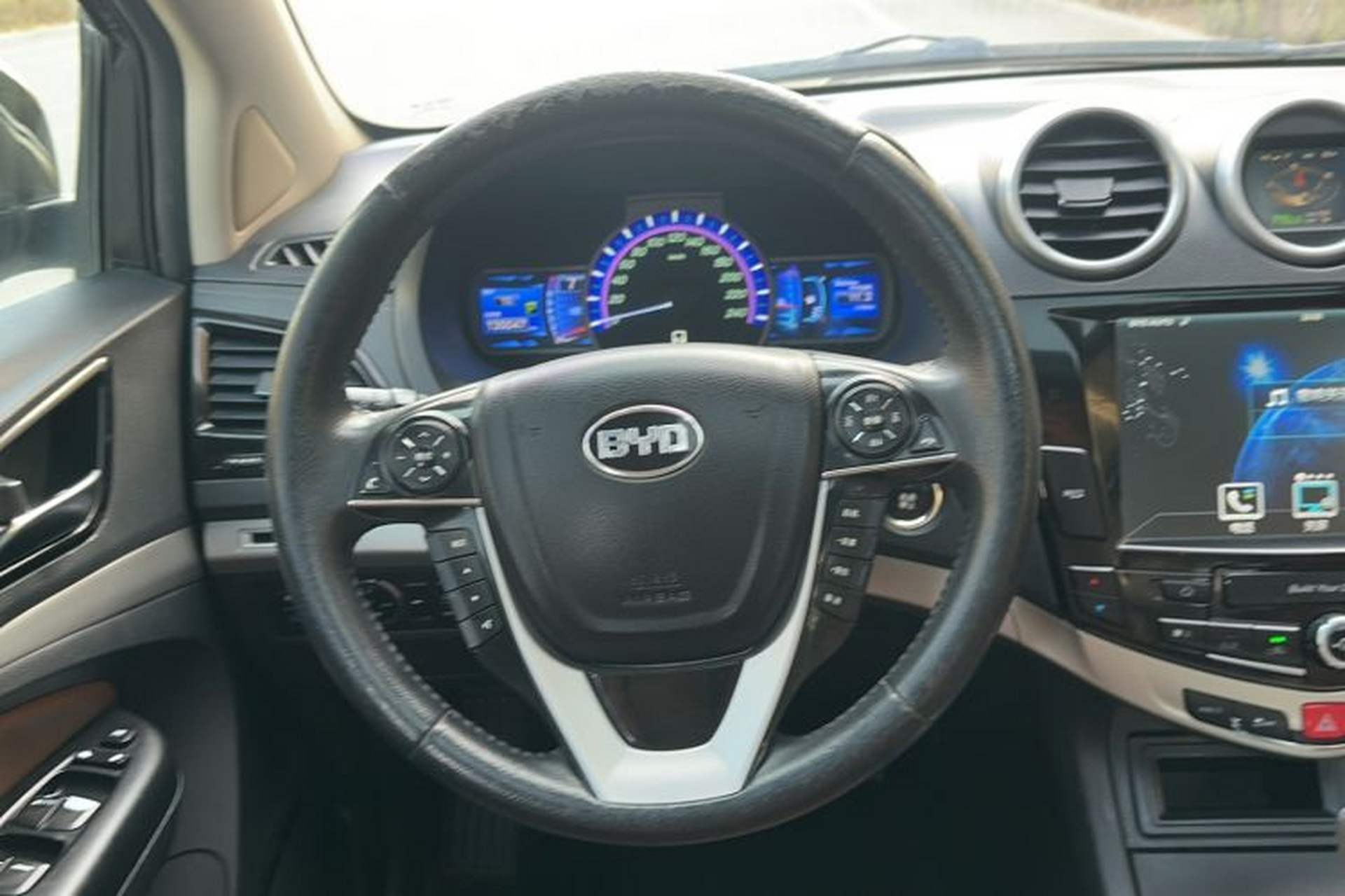 Used BYD S7 2015 2.0T Upgraded Automatic Luxury Version Interior 4