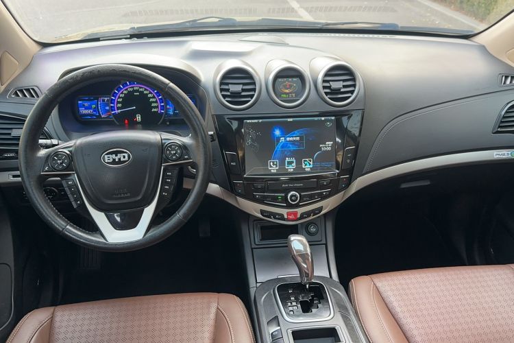 Used BYD S7 2015 2.0T Upgraded Automatic Luxury Version Interior 6