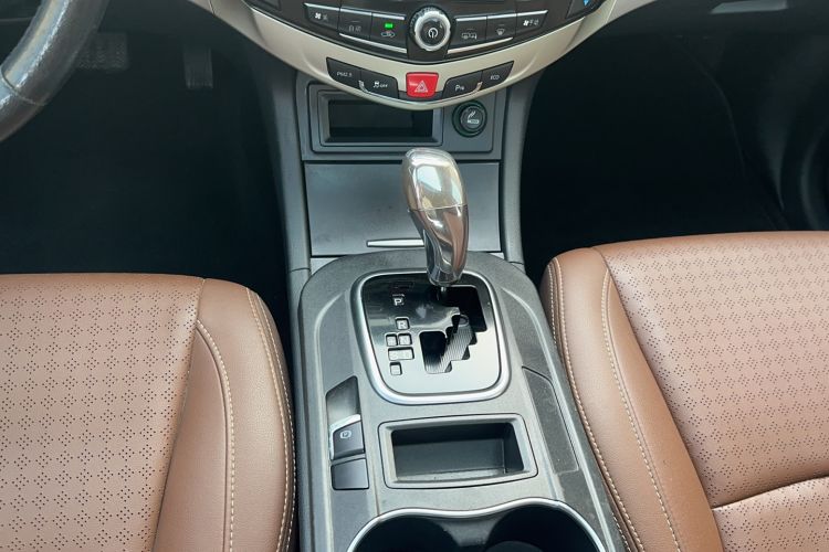 Used BYD S7 2015 2.0T Upgraded Automatic Luxury Version Interior 8