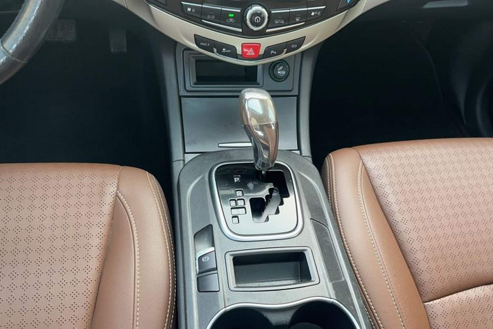 Used BYD S7 2015 2.0T Upgraded Automatic Luxury Version Interior 8