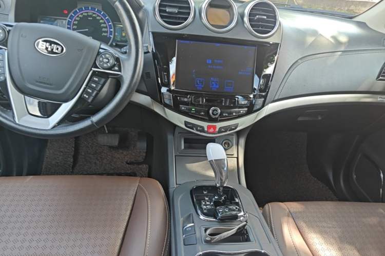 Used BYD S7 2015 2.0T Upgraded Automatic Luxury Version Audio And AC Panel