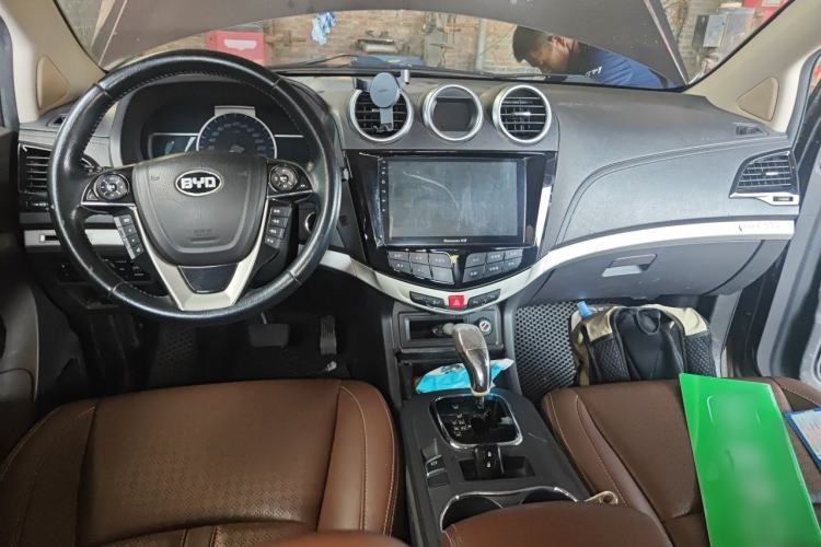 Used BYD S7 2015 2.0T Upgraded Automatic Luxury Version Center Console