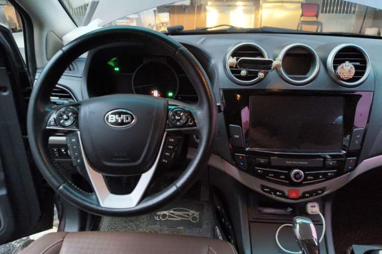 Used BYD S7 2015 2.0T Upgraded Automatic Luxury Version Center Console
