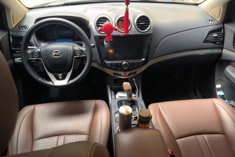 Used BYD S7 2015 2.0T Automatic Prestige Model Center Console