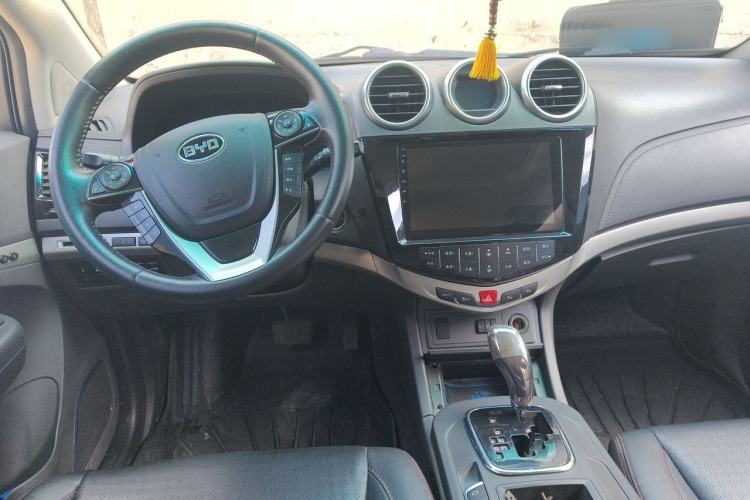 Used BYD S7 2015 2.0T Automatic Flagship Edition Center Console