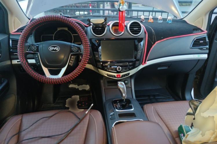 Used BYD S7 2015 2.0T Upgraded Automatic Luxury Version Center Console
