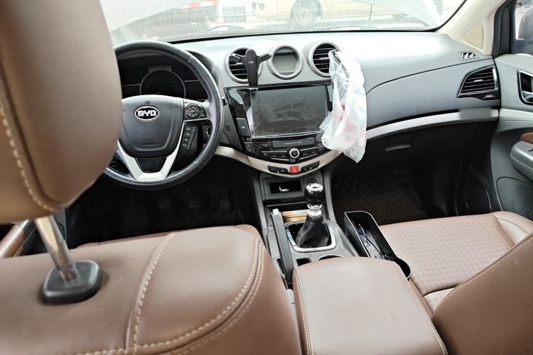 Used BYD S7 2015 1.5T Manual Luxury Model Center Console