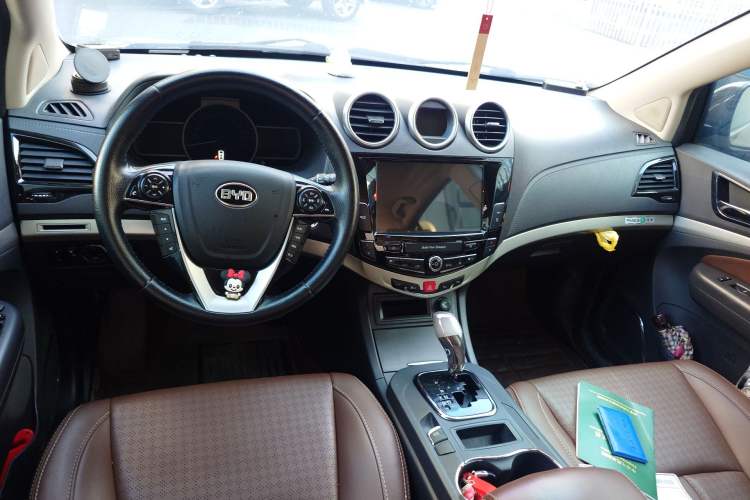 Used BYD S7 2015 2.0T Upgraded Automatic Luxury Version Center Console
