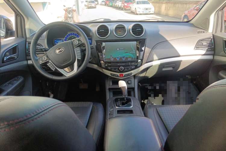 Used BYD S7 2015 2.0T Automatic Prestige Model Center Console
