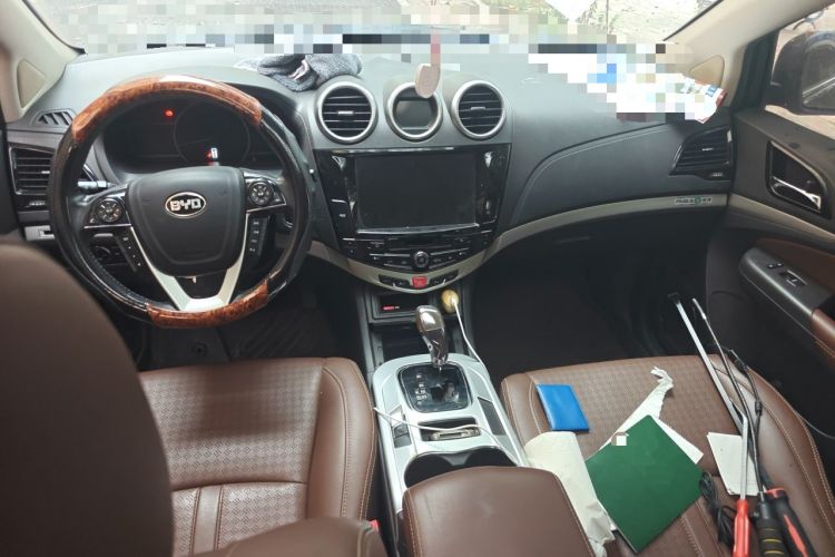Used BYD S7 2015 2.0T Automatic Prestige Model Center Console