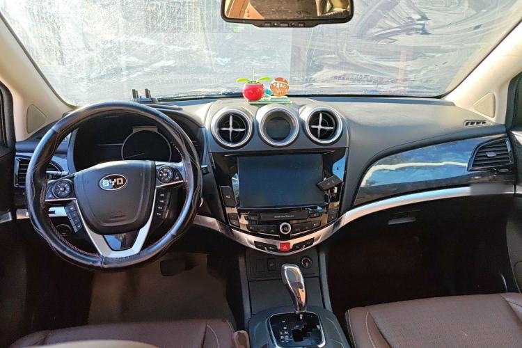 Used BYD S7 2015 2.0T Upgraded Automatic Luxury Version Center Console