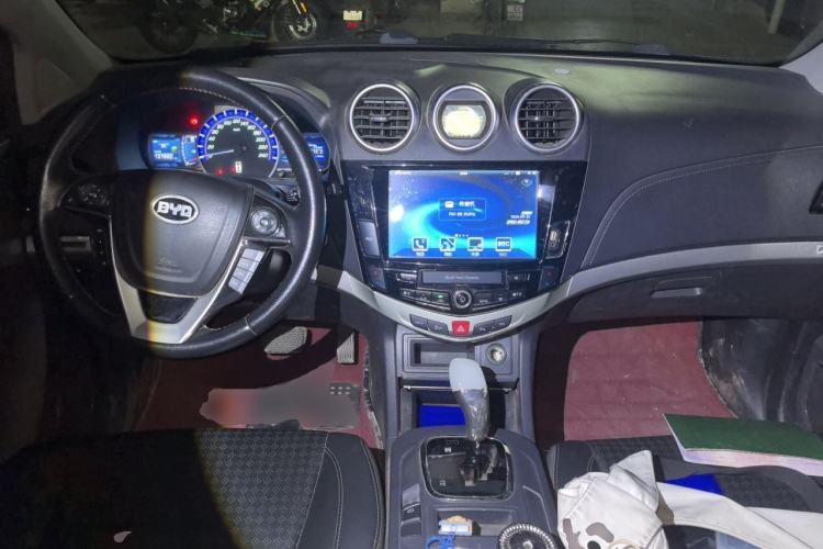 Used BYD S7 2015 2.0T Automatic Prestige Model Center Console
