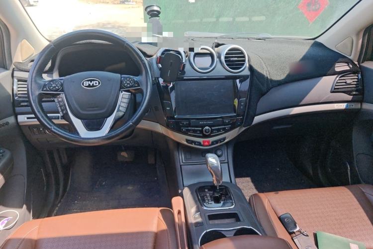 Used BYD S7 2015 2.0T Upgraded Automatic Flagship Version Center Console