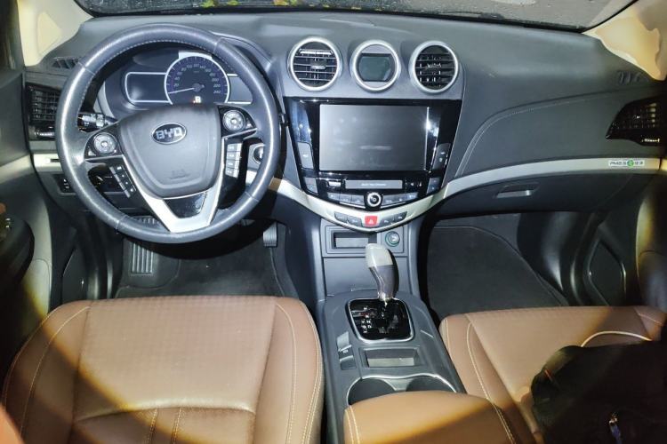 Used BYD S7 2015 2.0T Upgraded Automatic Luxury Version Center Console