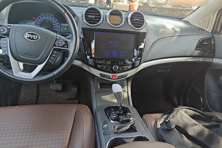 Used BYD S7 2015 2.0T Upgraded Automatic Luxury Version Center Console