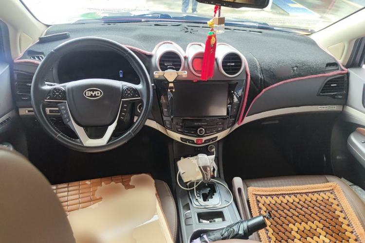 Used BYD S7 2015 2.0T Upgraded Automatic Flagship Version Center Console