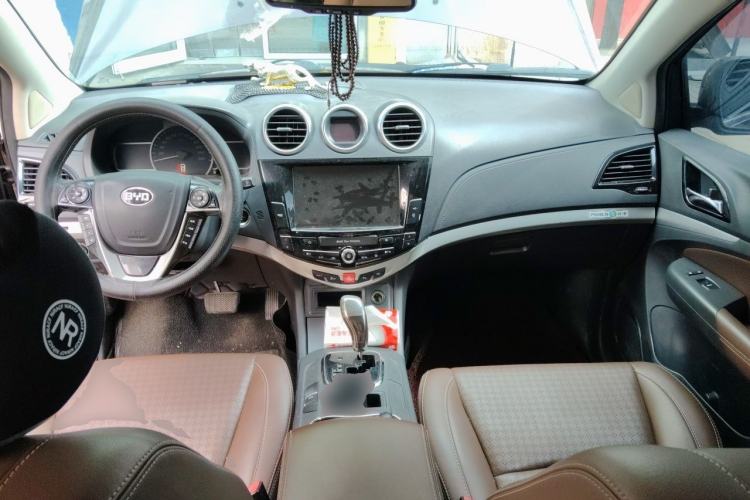 Used BYD S7 2015 2.0T Upgraded Automatic Luxury Version Center Console