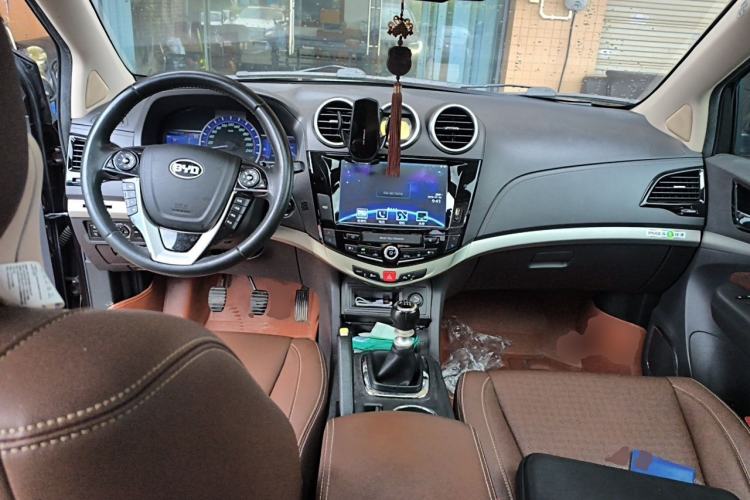 Used BYD S7 2015 1.5T Manual Luxury Model Center Console