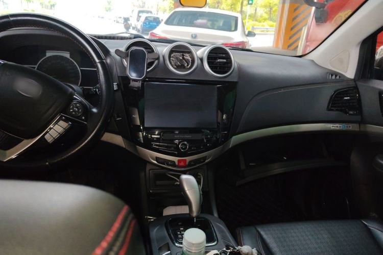 Used BYD S7 2015 2.0T Automatic Luxury Model Center Console