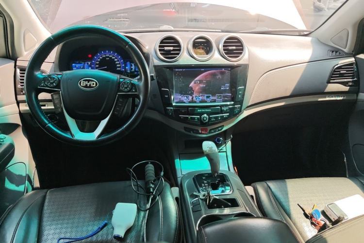 Used BYD S7 2015 2.0T Automatic Prestige Model Center Console
