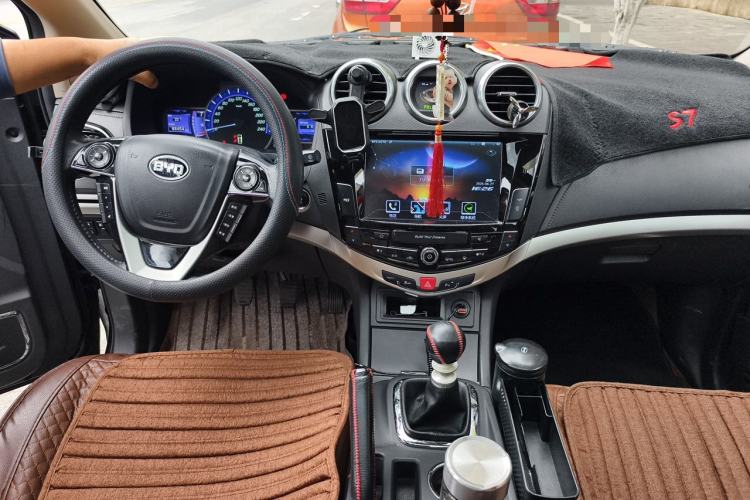 Used BYD S7 2015 1.5T Upgraded Manual Luxury Model Center Console