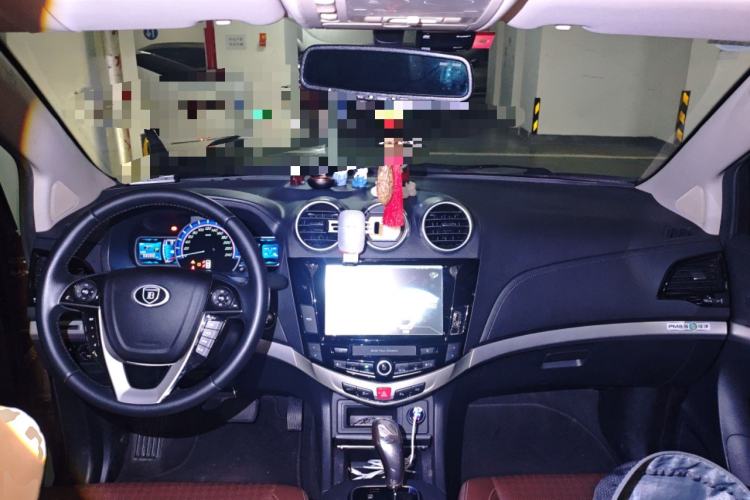 Used BYD S7 2015 2.0T Automatic Prestige Model Center Console