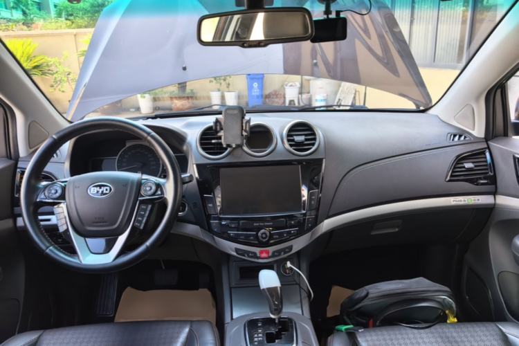 Used BYD S7 2015 2.0T Automatic Prestige Model Center Console