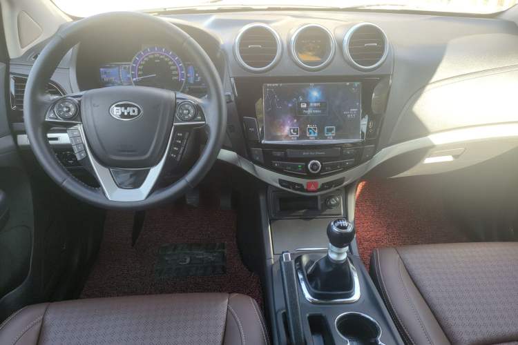 Used BYD S7 2015 1.5T Upgraded Manual Luxury Model Center Console