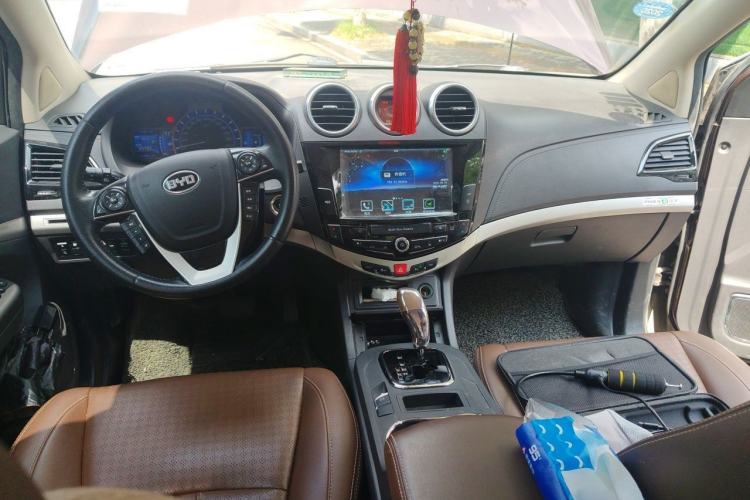 Used BYD S7 2015 2.0T Upgraded Automatic Luxury Version Center Console