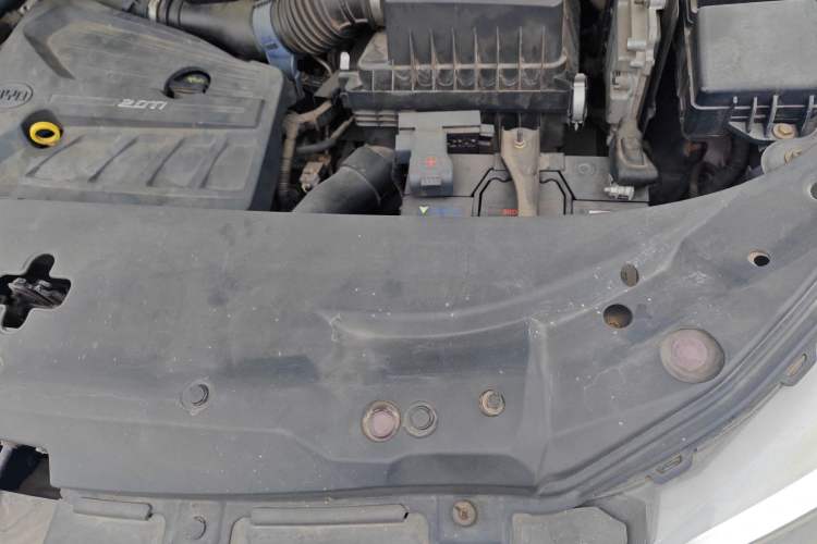 Used BYD S7 2015 2.0T Automatic Flagship Edition Engine Bay Left