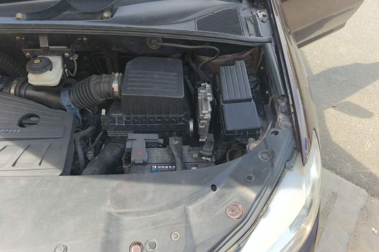 Used BYD S7 2015 2.0T Automatic Flagship Edition Engine Bay Left