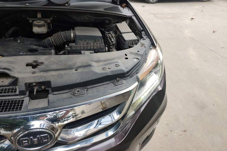 Used BYD S7 2015 2.0T Upgraded Automatic Luxury Version Engine Bay Left