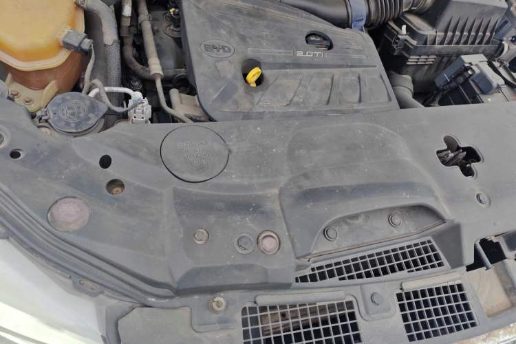 Used BYD S7 2015 2.0T Automatic Flagship Edition Engine Bay Right