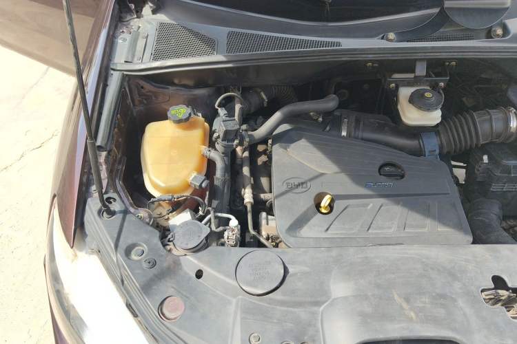 Used BYD S7 2015 2.0T Automatic Flagship Edition Engine Bay Right
