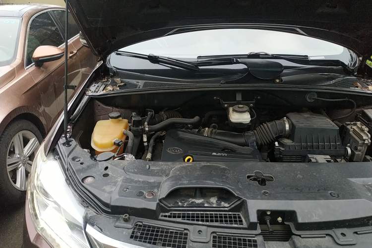 Used BYD S7 2015 2.0T Automatic Flagship Edition Engine Bay Right