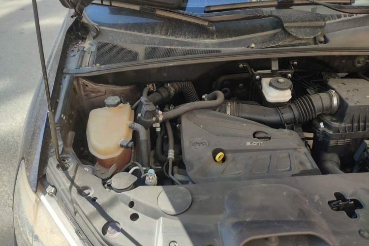 Used BYD S7 2015 2.0T Upgraded Automatic Luxury Version Engine Bay Right