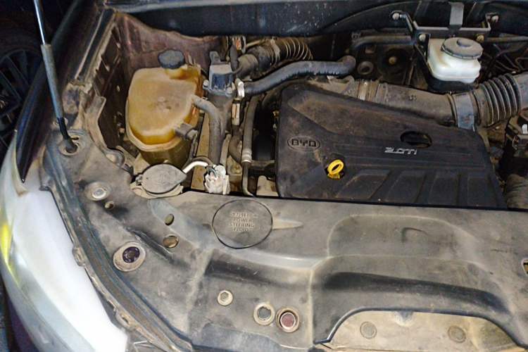 Used BYD S7 2015 2.0T Automatic Flagship Edition Engine Bay Right