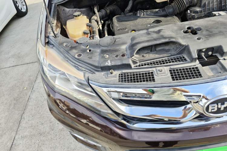 Used BYD S7 2015 2.0T Upgraded Automatic Luxury Version Engine Bay Right
