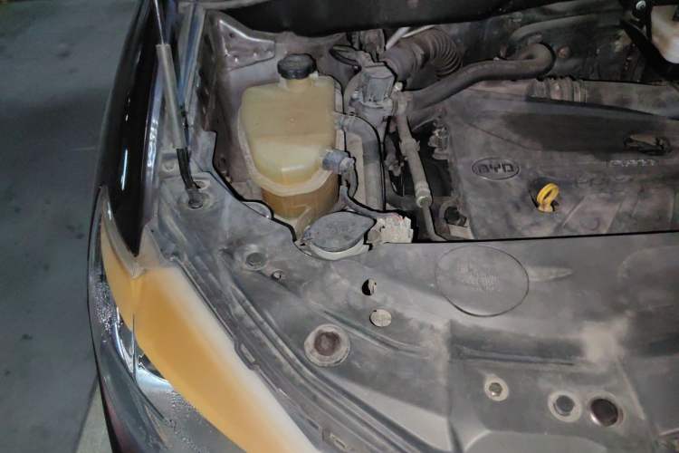 Used BYD S7 2015 2.0T Upgraded Automatic Luxury Version Engine Bay Right