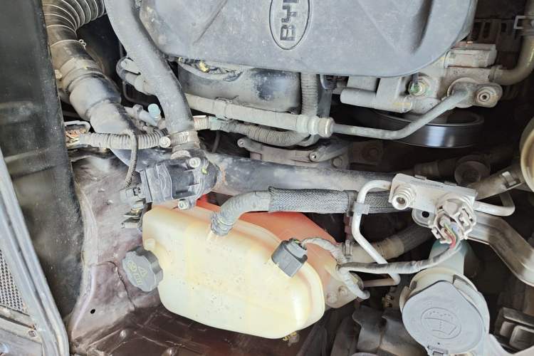 Used BYD S7 2015 2.0T Automatic Flagship Edition Engine Bay Right