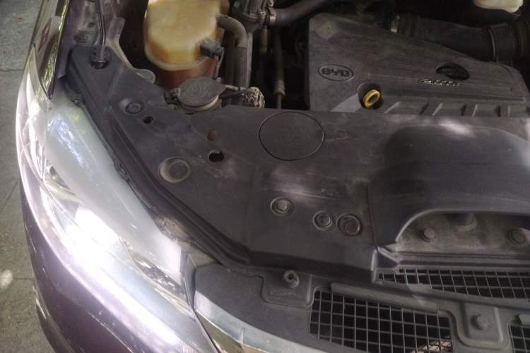 Used BYD S7 2015 2.0T Automatic Prestige Model Engine Bay Right