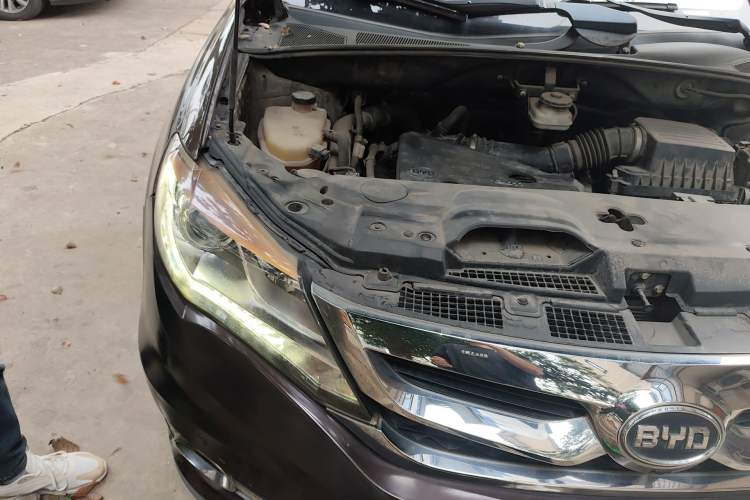 Used BYD S7 2015 2.0T Upgraded Automatic Luxury Version Engine Bay Right