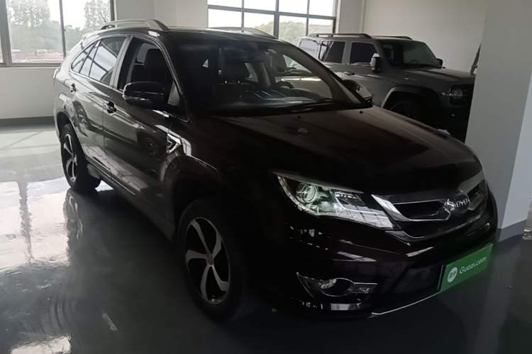 Used BYD S7 2015 2.0T Upgraded Automatic Flagship Version Front Right 45 Deg