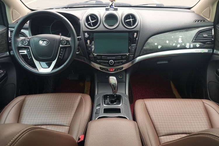 Used BYD S7 2015 2.0T Automatic Prestige Model Interior 1