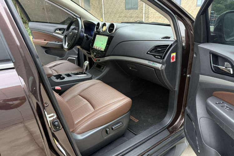 Used BYD S7 2015 2.0T Upgraded Automatic Luxury Version Interior 1