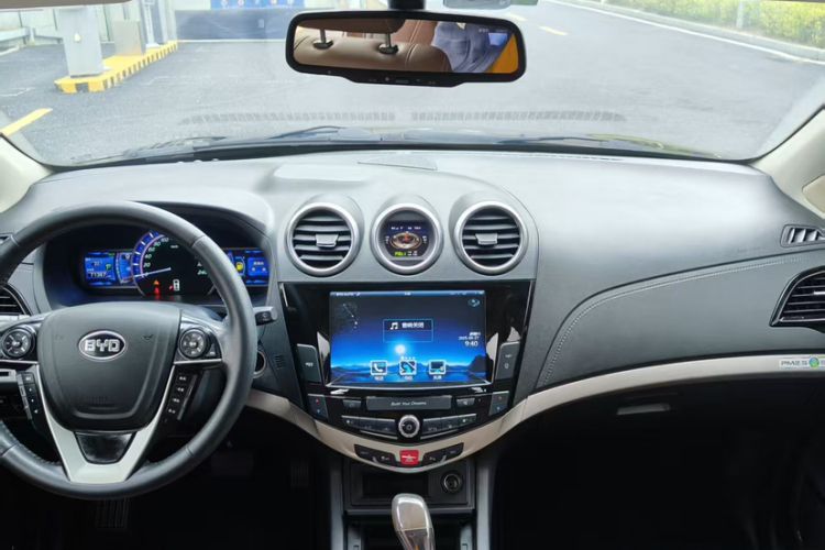 Used BYD S7 2015 2.0T Upgraded Automatic Luxury Version Interior 1