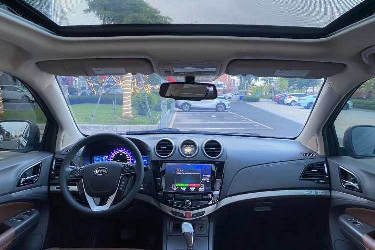 Used BYD S7 2015 2.0T Upgraded Automatic Luxury Version Interior 1