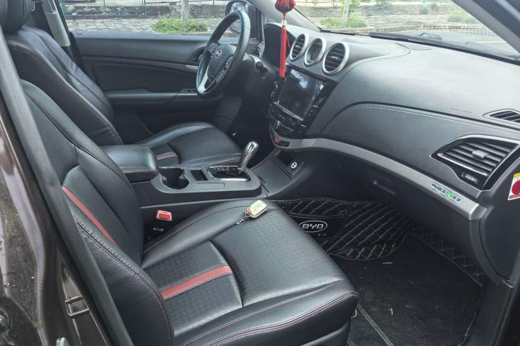 Used BYD S7 2015 2.0T Automatic Prestige Model Interior 10