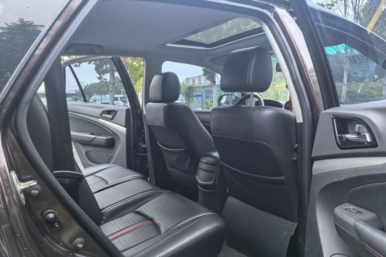 Used BYD S7 2015 2.0T Automatic Prestige Model Interior 11